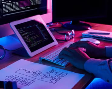 Вибирає тему на телефон